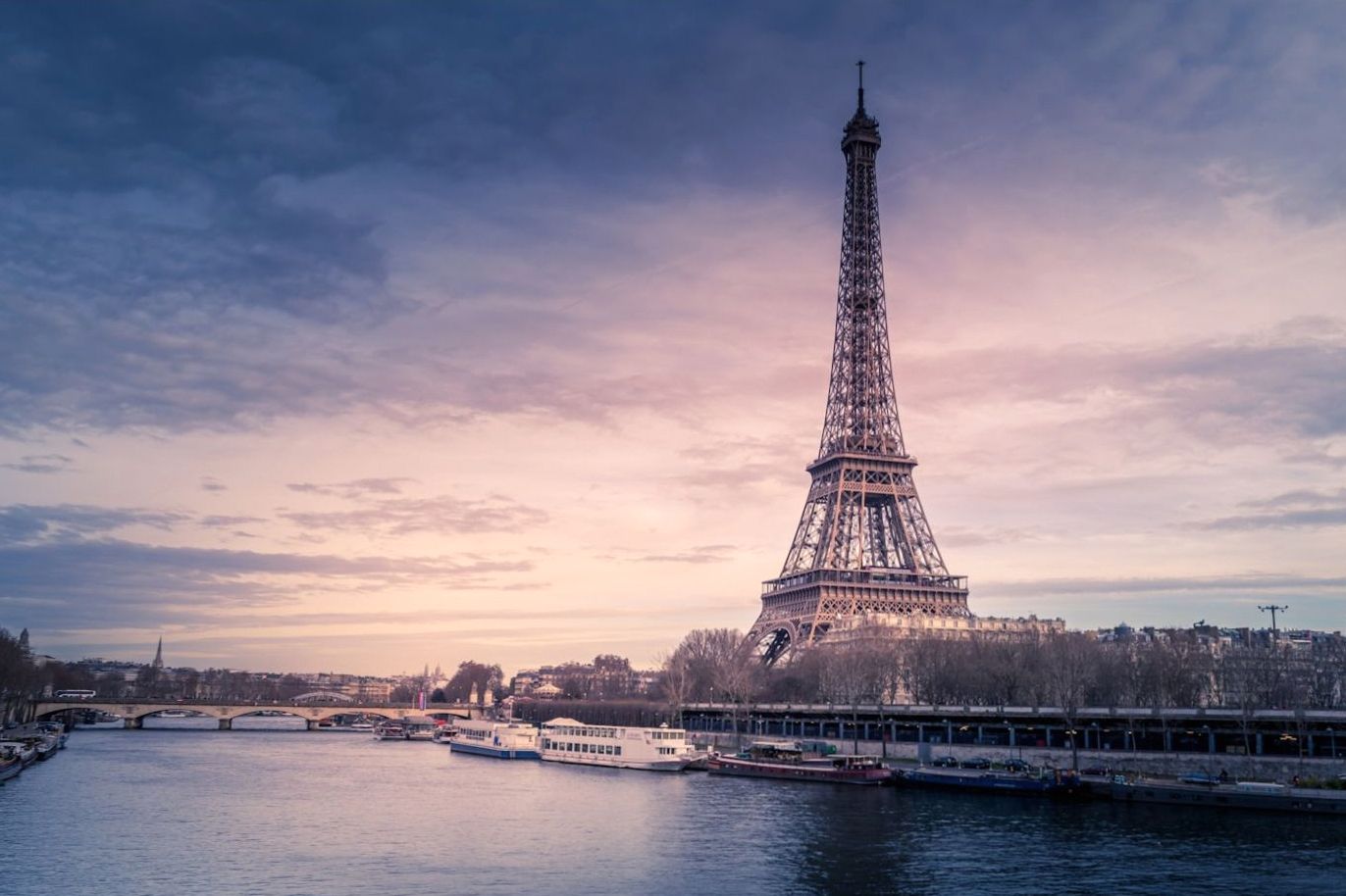Perspective parisienne au coucher du soleil