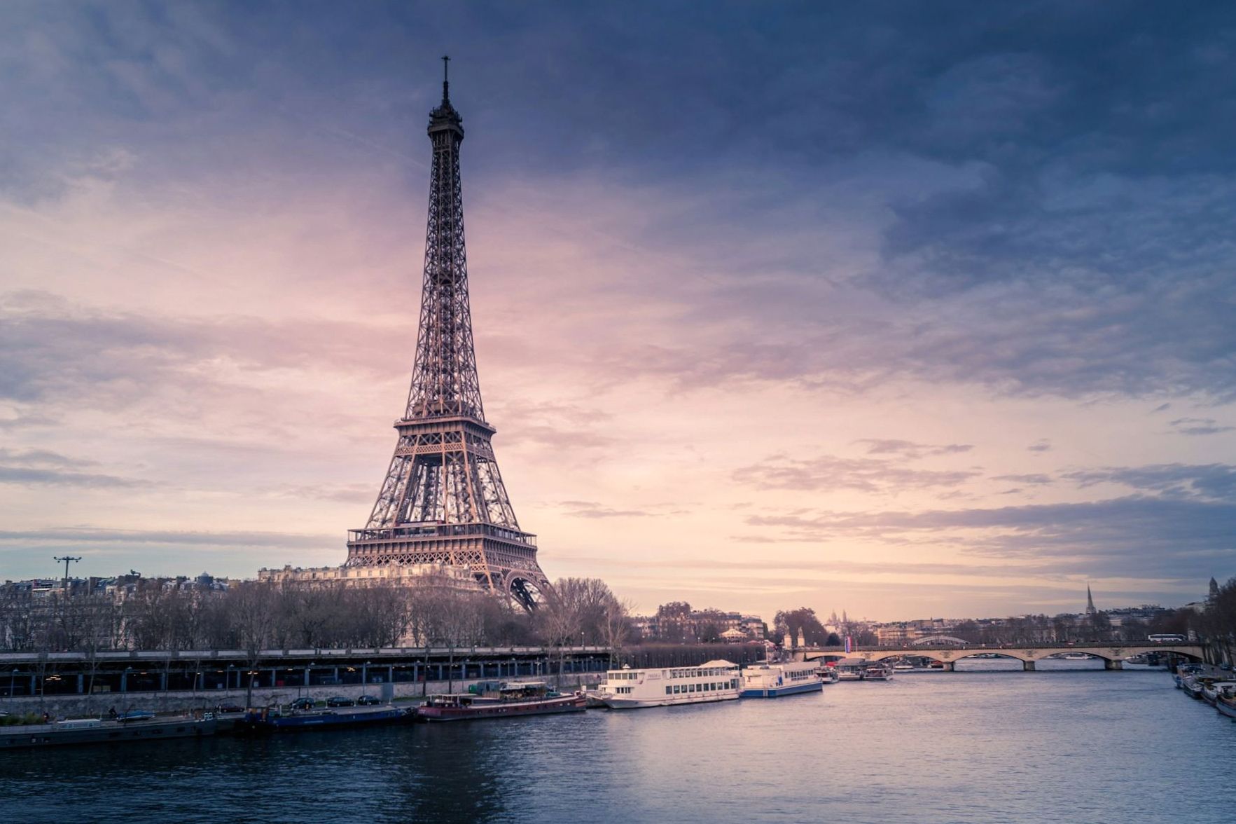 Vue sur Paris et la tour Eiffel dans une lumière douce